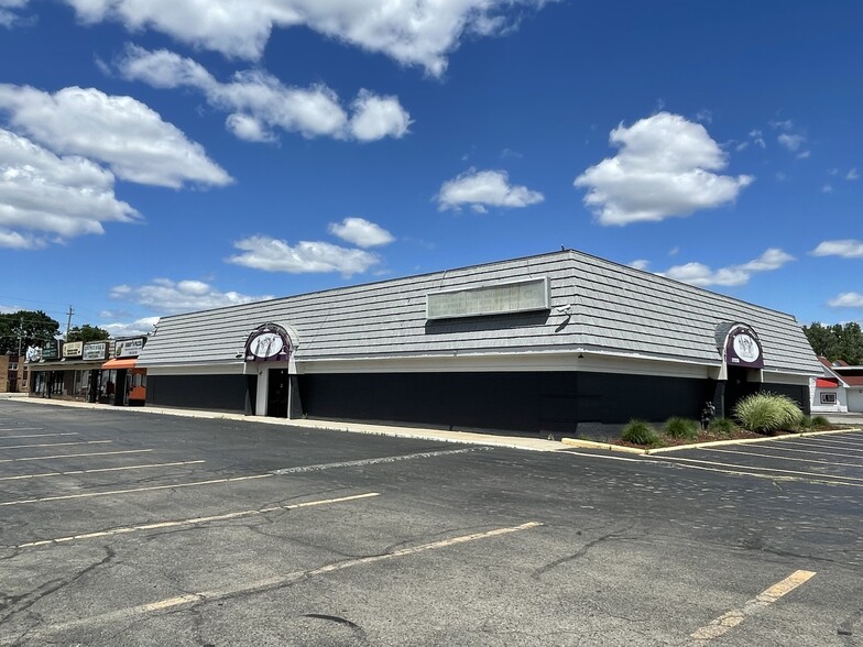 37235-37245 Groesbeck Hwy, Clinton Township, MI for lease - Building Photo - Image 1 of 15