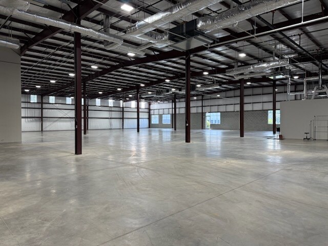 125 N Commercial Dr, Mooresville, NC à louer - Photo du bâtiment - Image 3 de 4