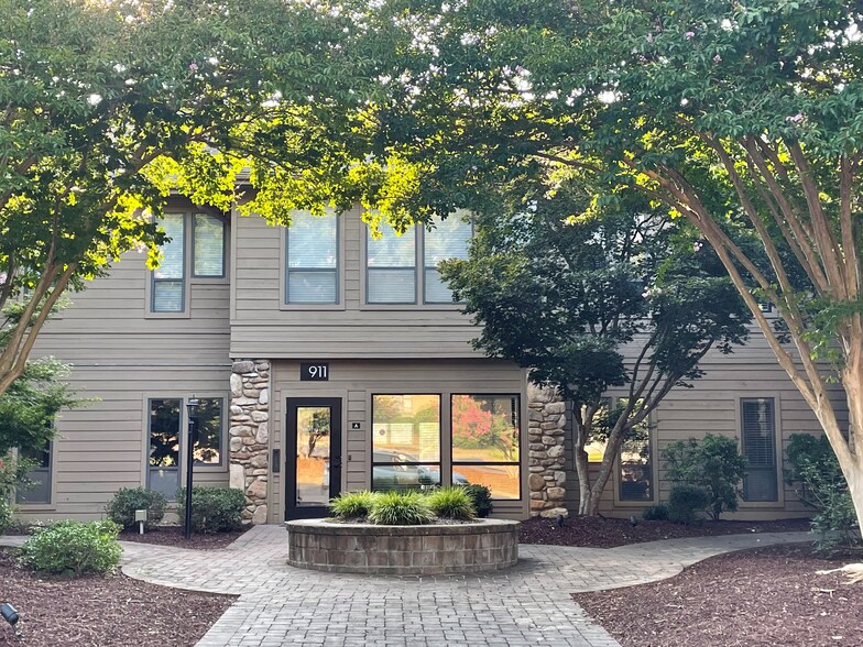 911 Paverstone Dr, Raleigh, NC à louer - Photo du bâtiment - Image 2 de 5