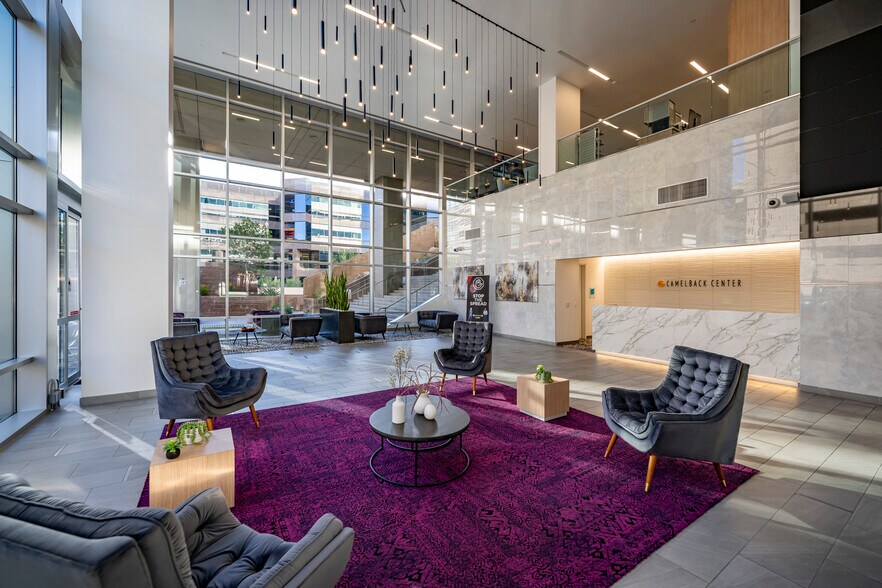 2355 E Camelback Rd, Phoenix, AZ à louer - Photo intérieure - Image 3 de 12