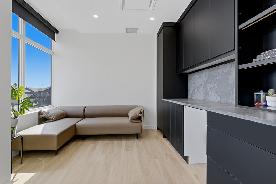 741-767 Daniels Way SW, Edmonton, AB à louer - Photo du bâtiment - Image 3 de 12