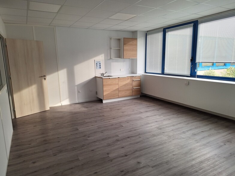 Office in Mérignac for lease - Building Photo - Image 2 of 6