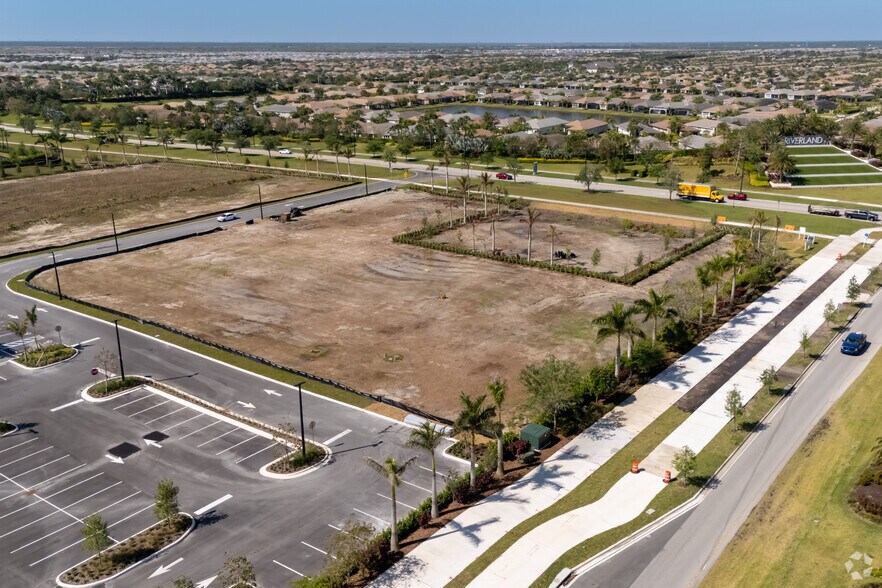 9850 SW Discovery Way, Port Saint Lucie, FL à louer - Photo du bâtiment - Image 3 de 9