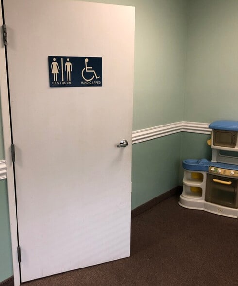 2180 Northwest Blvd, Newton, NC for sale - Interior Photo - Image 3 of 52