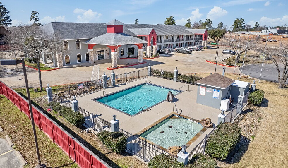 201 W Hill Park Cir, Huntsville, TX à vendre - Photo du bâtiment - Image 2 de 23