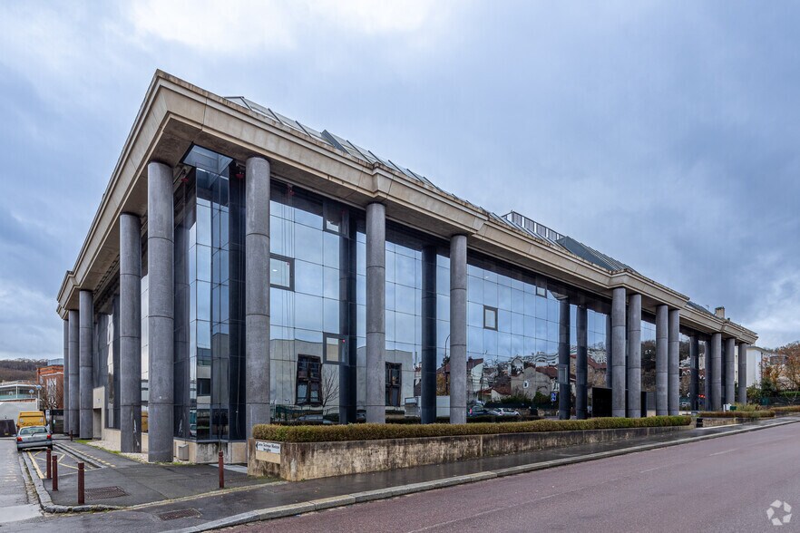 Bureau dans Versailles à louer - Photo du bâtiment - Image 2 de 2