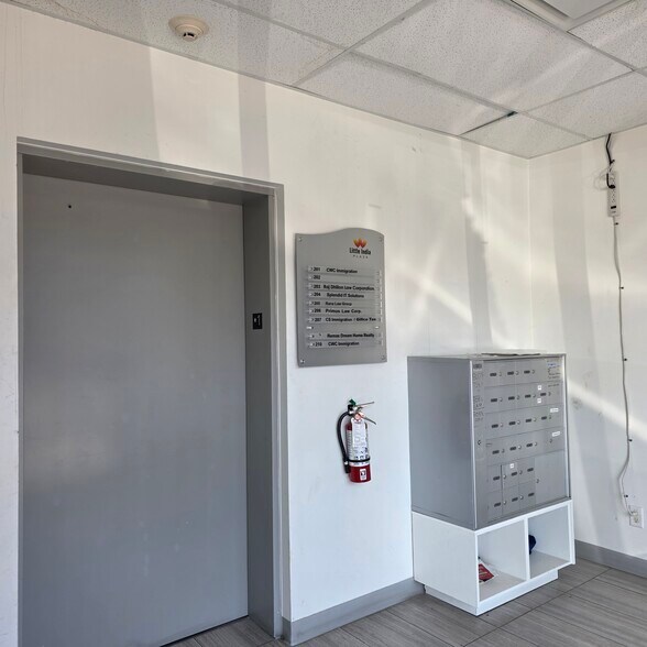 8078 128th St, Surrey, BC à louer - Photo du bâtiment - Image 3 de 13