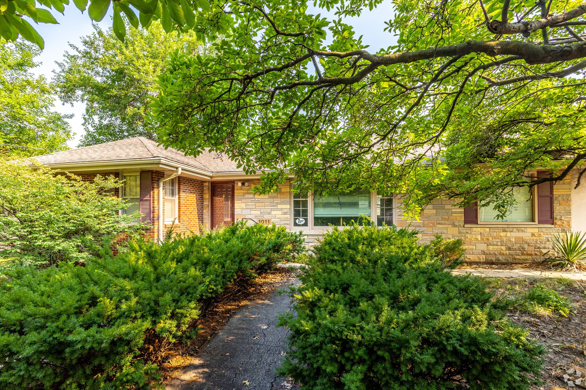 1011 Grand Ave, West Des Moines, IA for lease Primary Photo- Image 1 of 4