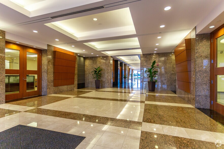 10451 NW 117th Ave, Miami, FL à louer - Hall d’entrée - Image 3 de 27