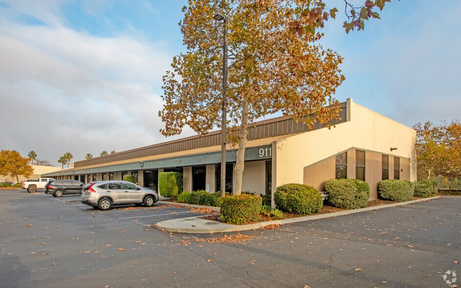 911 Bern Ct, San Jose, CA à louer - Photo du bâtiment - Image 3 de 4