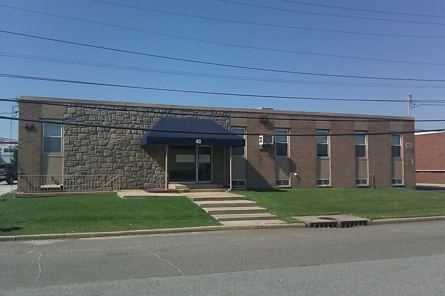40 Commerce Pl, Hicksville, NY for lease - Primary Photo - Image 1 of 10