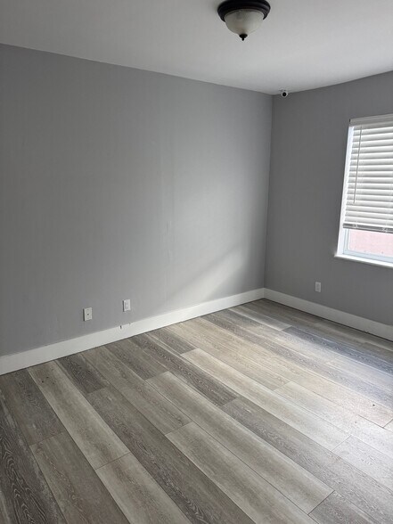 215 SW 17th St, Fort Lauderdale, FL à louer - Photo du bâtiment - Image 3 de 8