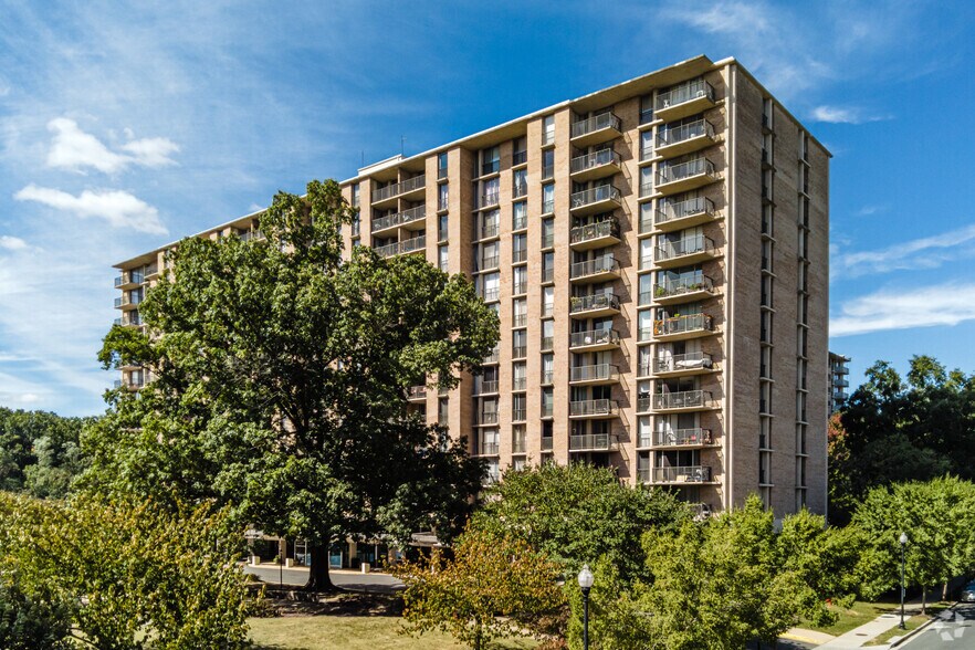 4600 S Four Mile Run Dr, Arlington, VA à vendre - Photo du bâtiment - Image 2 de 5
