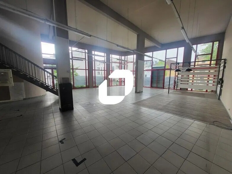 Retail in Houilles for lease - Building Photo - Image 1 of 24