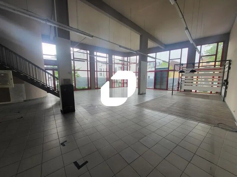 Retail in Houilles for lease Building Photo- Image 1 of 25