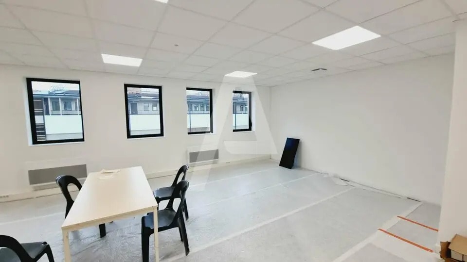 Flex in Fresnes for lease - Interior Photo - Image 2 of 6