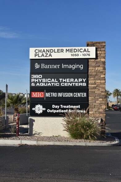 1050-1076 W Chandler Blvd, Chandler, AZ à louer - Photo du bâtiment - Image 3 de 13
