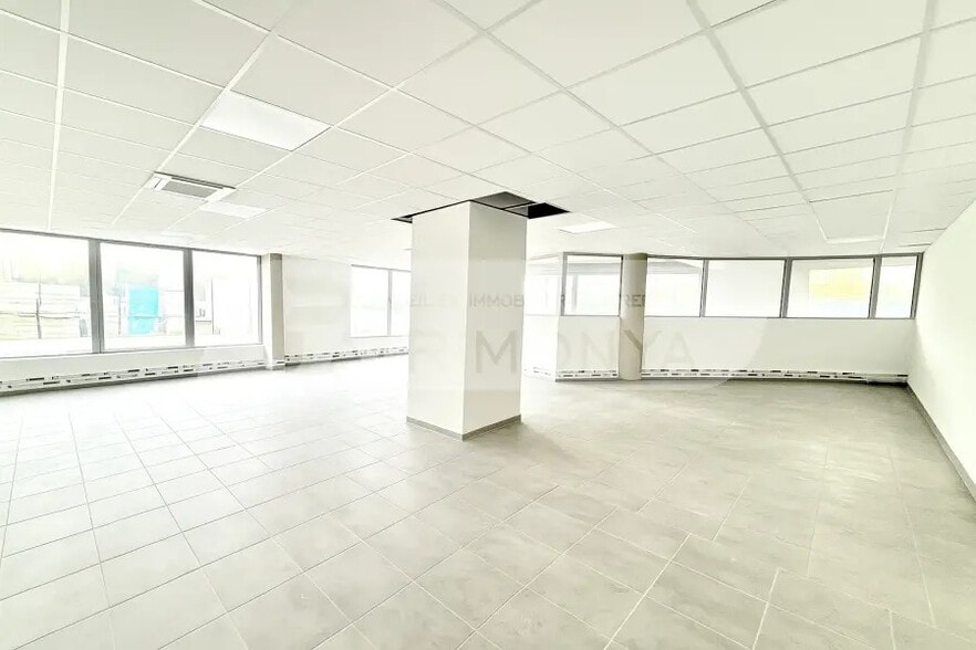 Office in Marseille for lease - Interior Photo - Image 2 of 3