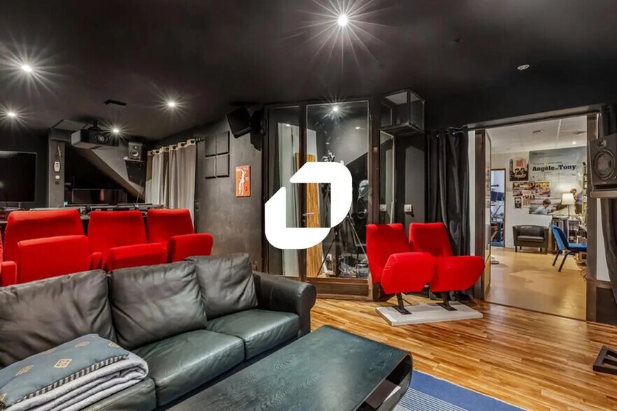 42 Rue Des Vinaigriers, Paris for lease - Building Photo - Image 2 of 15