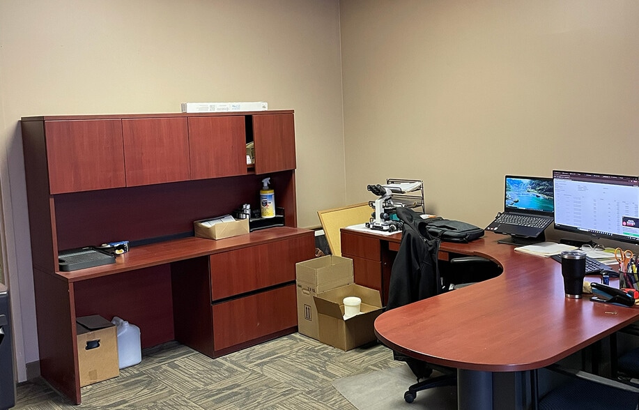 170 Wyatt Rd, Winnipeg, MB à louer - Photo du bâtiment - Image 2 de 4