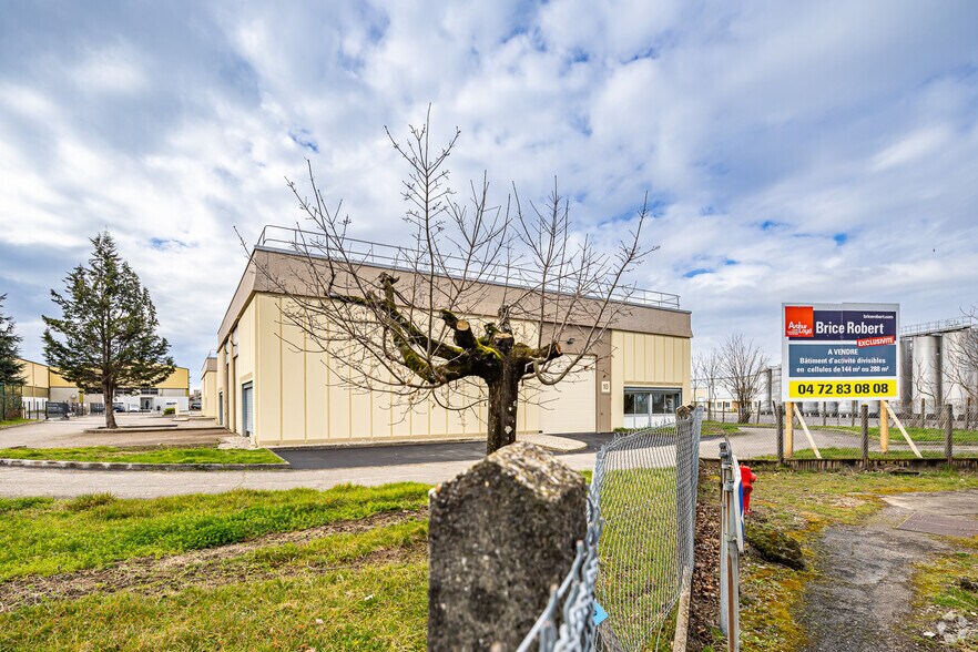 Local d'activités dans Saint-Priest à vendre - Photo du bâtiment - Image 2 de 2