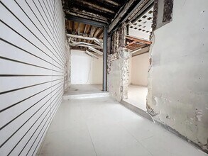 Retail in Paris for lease Interior Photo- Image 2 of 10