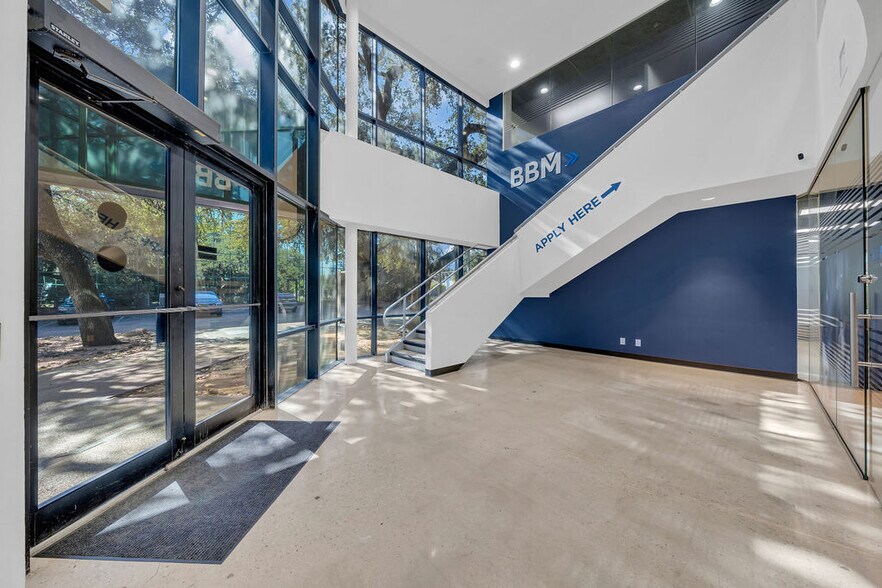 4242 Medical Dr, San Antonio, TX à louer - Photo du bâtiment - Image 3 de 55