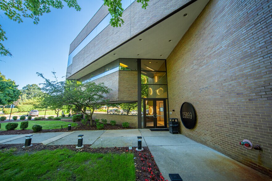 25899 W 12 Mile Rd, Southfield, MI à louer - Photo du bâtiment - Image 3 de 5