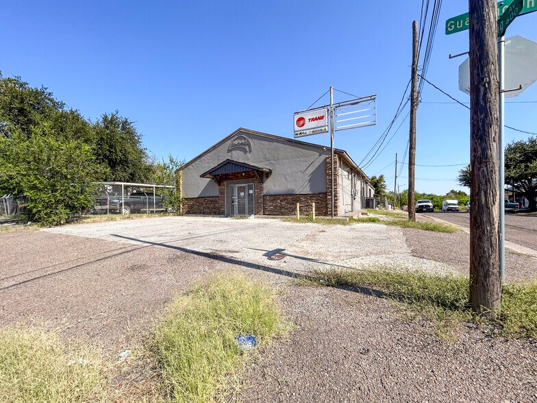 1401 Guatemozin St, Laredo, TX à vendre - Photo du bâtiment - Image 2 de 27