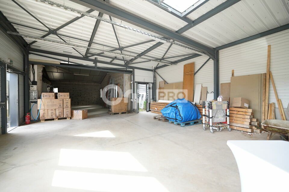 Flex in Sainte-Consorce for lease Interior Photo- Image 1 of 9