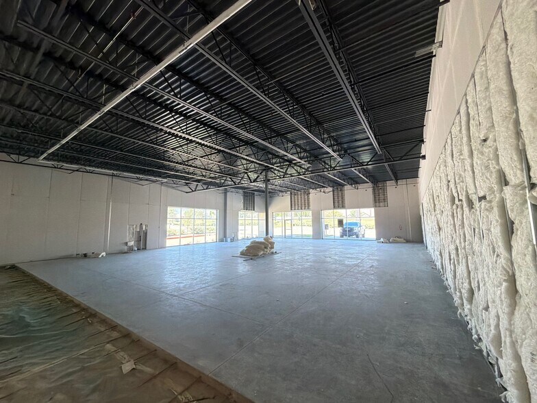 26912 E University Dr, Aubrey, TX à louer - Photo du bâtiment - Image 3 de 4