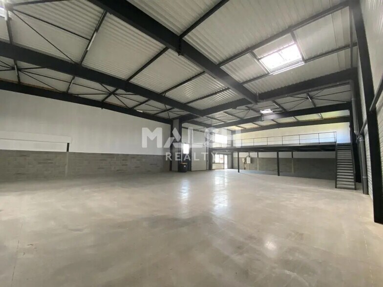 Flex in Frans for lease - Interior Photo - Image 2 of 10