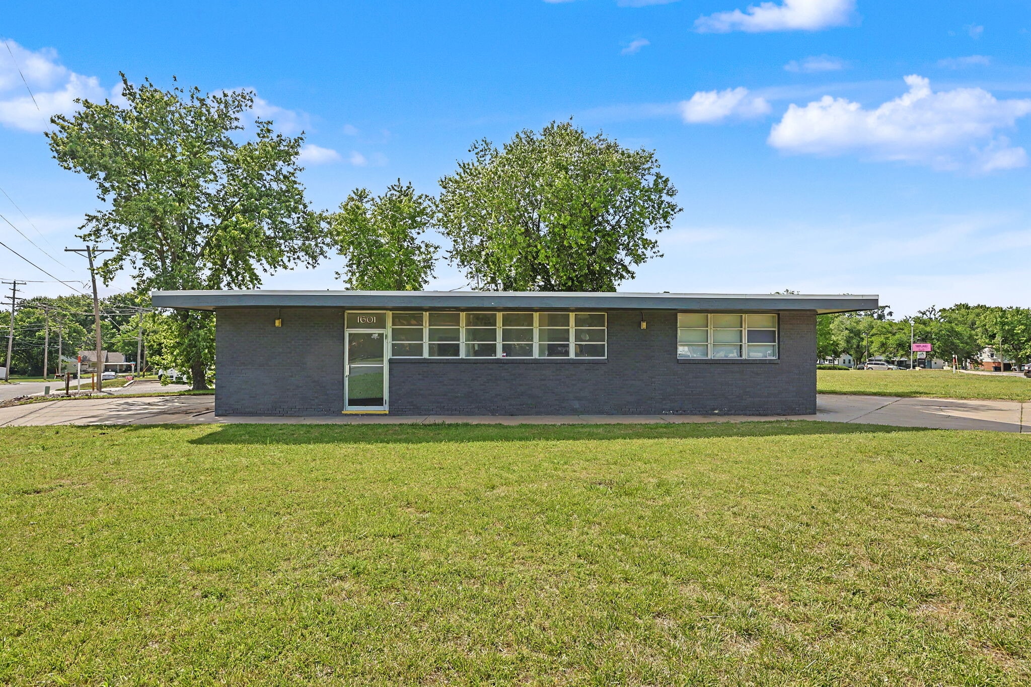 1601 N State St, Augusta, KS for sale Primary Photo- Image 1 of 61