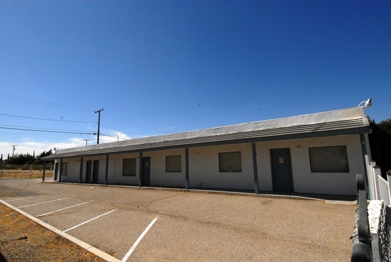 15498 Village Dr, Victorville, CA à vendre - Photo du bâtiment - Image 3 de 6