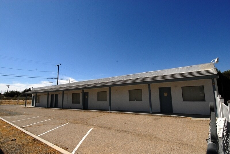 15498 Village Dr, Victorville, CA à louer - Photo du bâtiment - Image 3 de 3