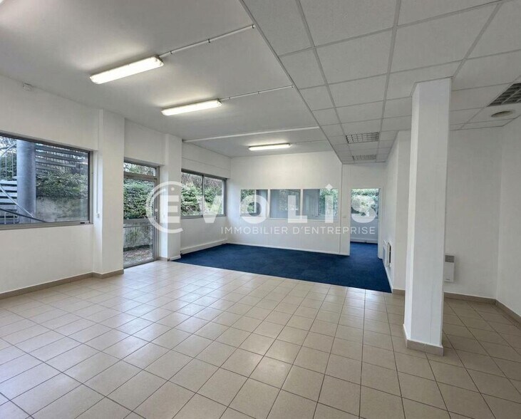 Flex in Palaiseau for lease - Interior Photo - Image 3 of 8