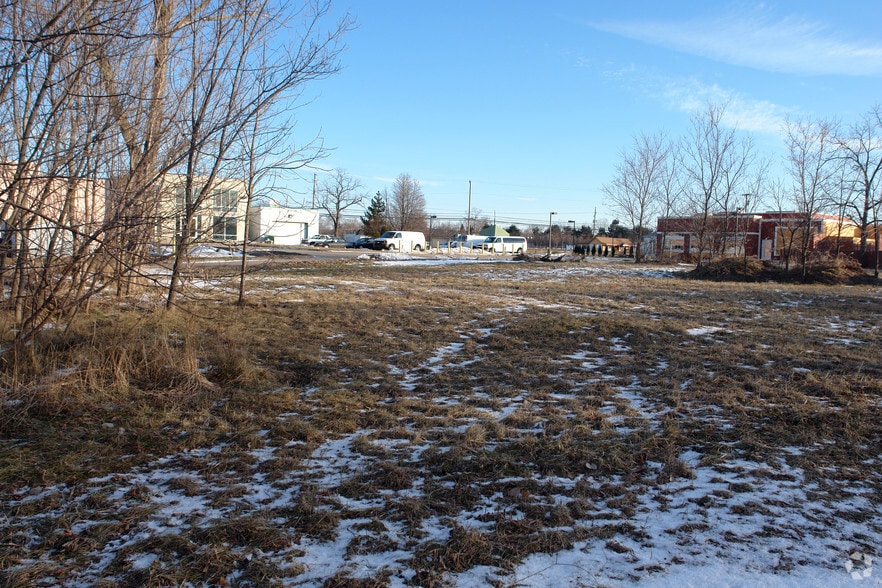 31990 Highview Ave, Farmington Hills, MI for sale - Building Photo - Image 2 of 4