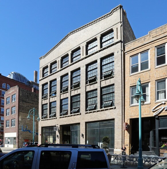 211 N Broadway, Milwaukee, WI à louer - Photo du bâtiment - Image 2 de 2