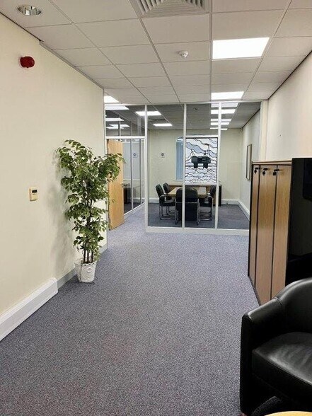 58 Hamm Moor Ln, Addlestone à louer - Photo du bâtiment - Image 3 de 5