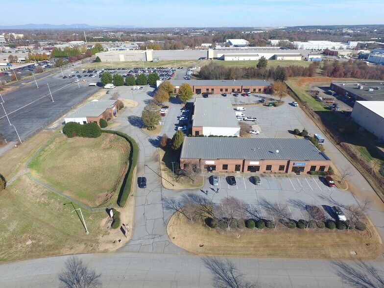 18 Brozzini Ct, Greenville, SC à louer - Photo du bâtiment - Image 3 de 35
