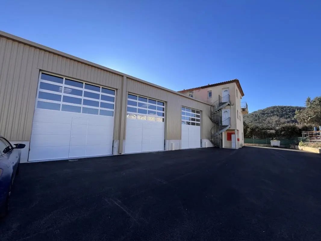 Flex in La Crau for lease Building Photo- Image 1 of 16