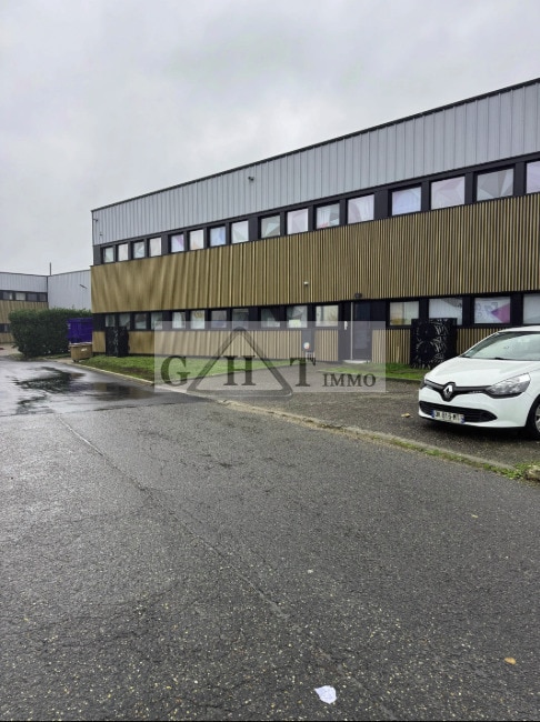 Industrial in Villeneuve-la-Garenne for lease Building Photo- Image 1 of 9