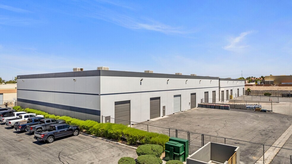 4027 E Post Rd, Las Vegas, NV à louer - Photo du bâtiment - Image 2 de 4