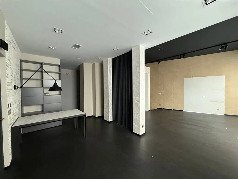 Retail in Paris for lease - Interior Photo - Image 3 of 9