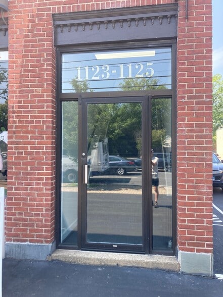 1123-1125 New Britain Ave, West Hartford, CT for lease - Building Photo - Image 2 of 5
