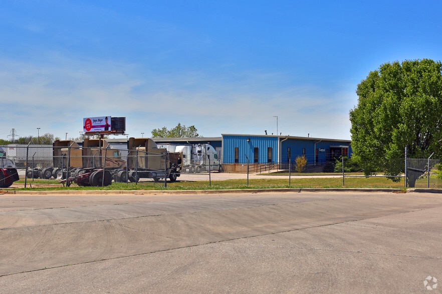 325 Frontier Dr, Oklahoma City, OK à louer - Photo du bâtiment - Image 3 de 31