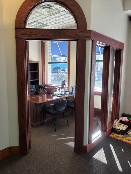 101 E Broadway, Little Falls, MN à vendre - Photo intérieure - Image 2 de 2