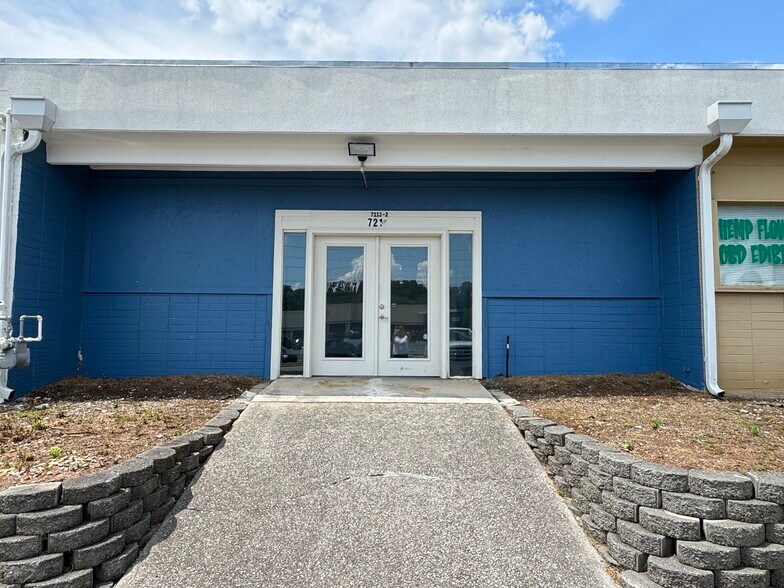 7211-7219 Kingston Pike, Knoxville, TN à louer - Photo du bâtiment - Image 2 de 3