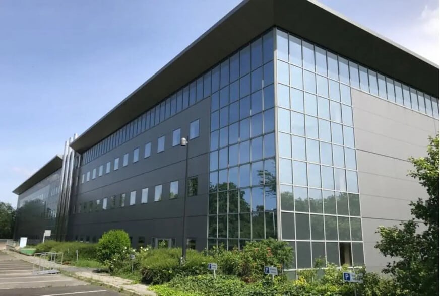 Office in Trappes for lease - Building Photo - Image 3 of 4