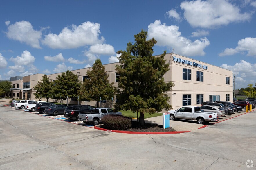4500 E Sam Houston Pky S, Pasadena, TX à louer - Photo du bâtiment - Image 2 de 6